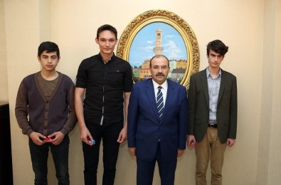 Vali İsmail Ustaoğlu, YGS'de Derece Yapan Öğrencileri Ödüllendirdi