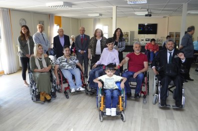 Semiha Kibar'dan İhtiyaç Sahiplerine Tekerlekli Sandalye Bağışı