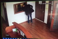 KARARSıZLıK - Soğukkanlı Cep Telefonu Hırsızı Kameraya Yakalandı