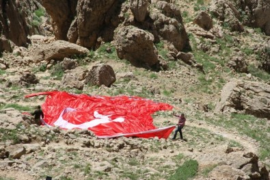 Trabzonlu Vatandaş Mehmetçiğe Moral İçin Kato Dağı'na Türk Bayrakları Çekti