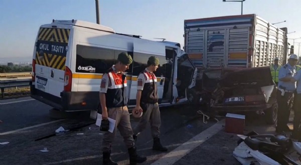 Arızalanan araca müdahale edenlere minibüs çarptı: 2 ölü