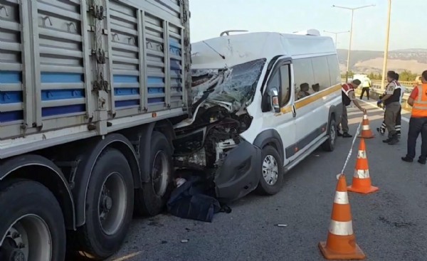 Arızalanan araca müdahale edenlere minibüs çarptı: 2 ölü