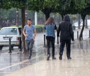 YAZ YAĞMURU - Adana'da Aniden Bastıran Yaz Yağmuru Hazırlıksız Yakaladı