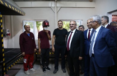 Antalya Valisi Orucunu Cezaevinde Hükümlülerle Birlikte Açtı