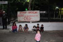 KARABAĞ - Belediye Parktaki Oyuncakları Kaldırdı, Çocuklar Geri İstedi