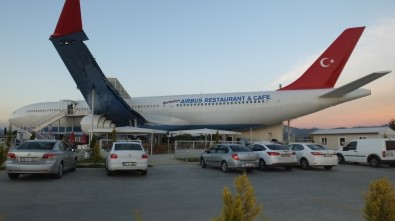 Burhaniyeli Şehit Aileleri Uçak Restoranda Verilen İftarda Buluştu