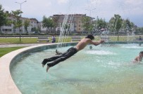 ELEKTRİK KAÇAĞI - Çocuklar Süs Havuzlarında Tehlikeye Kulaç Atıyor