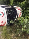 HATALI DÖNÜŞ - Hasta Taşıyan Ambulans Kaza Yaptı