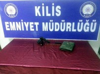 DOĞAN GÜREŞ - Kilis'te Tarihi Eser Kitap İle Tabanca Ele Geçirildi