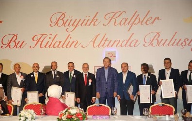 Kızılay'dan Zeytinburnu Belediyesi'ne Altın Madalya