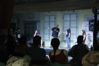TİYATRO OYUNCUSU - Konak'taki tarihi handa tiyatro keyfi