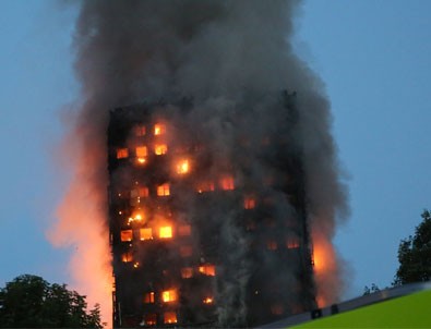 Londra'da büyük yangın: Ölü ve yaralılar var