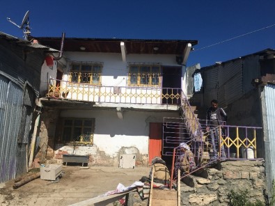 Sivas'ta İki Katlı Ev Çöktü, Bir İnek Telef Oldu