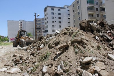 Van'daki Metruk Binalar Yıktırılıyor