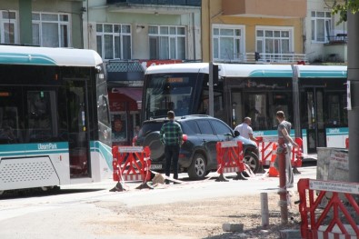 (Yarın)Tramvay Yoluna Park Eden Araç Test Sürüşlerini Durdurdu
