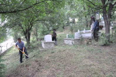 Mezarlıklar Bayram Ziyaretlerine Hazırlanıyor