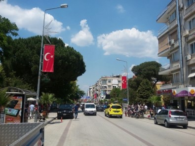 Turgutlu Atatürk Bulvarı Kırmızı-Beyaza Büründü