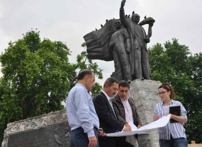 28 Yıl Aradan Sonra Atatürk Anıtı'nın Çevresi Yenileniyor