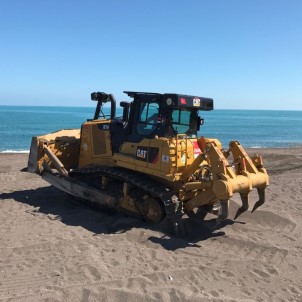 Akçakoca'nın Mavi Bayraklı Plajı İş Makinesi İle Temizlendi