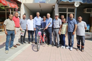 Başkan Tarhan'dan Eski Belediye Başkanına Bisiklet