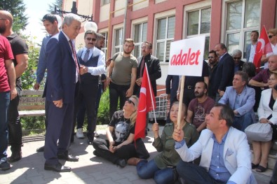 CHP'li Vekil Özcan, Adliye Bahçesinde Oturma Eylemi Yaptı