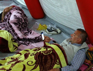 CHP'liler hipodrom yakınında uykuya geçti