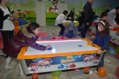 Çocuklar Pıtırcık Kapalı Çocuk Oyun Evi'nde Eğleniyor