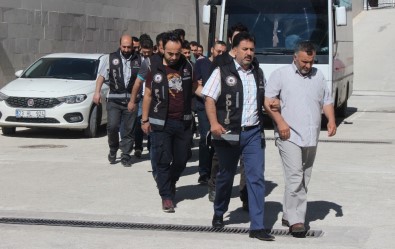 Elazığ'da FETÖ'den Gözaltına Alınan 13 Sağlıkçı Adliyede
