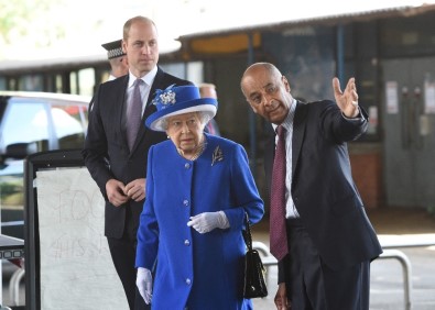 İngiltere Kraliçesi, Yanan Binadan Kurtulanları Ziyaret Etti