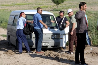 Toprağa Batan Minibüsün İmdadına CHP'liler Yetişti