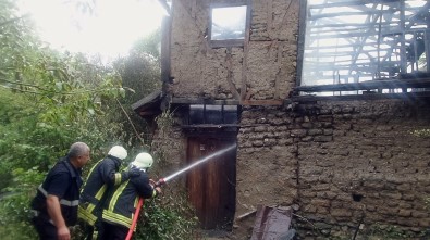 Tosya'da Çıkan Yangın İki Katlı Evi Kül Etti