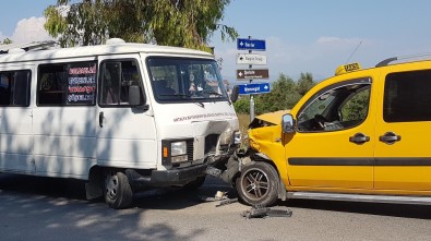 Yolcu Minibüsü İle Ticari Taksi Çarpıştı Açıklaması 6 Yaralı