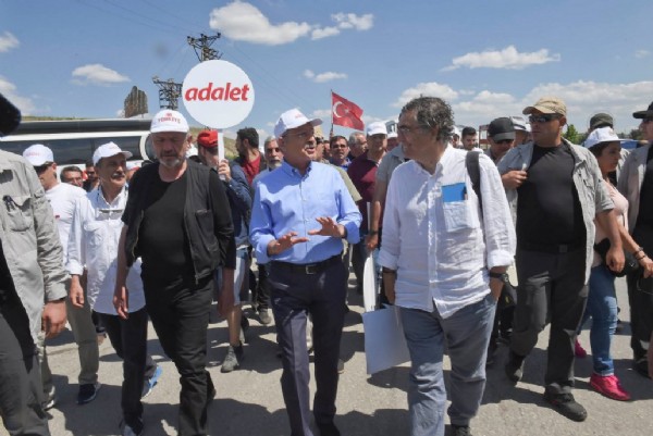 PKK yöneticileriyle görüşen Hasan Cemal Adalet Yürüyüşü'nde