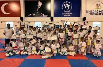 Geleceğin Karatecileri Diploma Ve Kuşaklarına Kavuştu