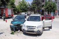 PEYAMİ SAFA - Kadın Sürücülerin Kazasında 6 Kişi Yaralandı