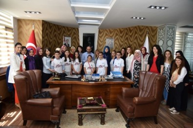 Öğrencilerden Başkan Üzülmez'e Babalar Günü Sürprizi