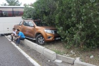 SERVİS OTOBÜSÜ - Sürücüler Kazaya Bakarken 5 Araç Birbirine Girdi