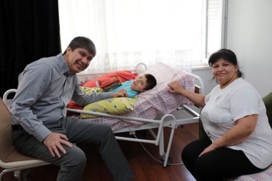 Başkan Türel'den Hasta Oğlu İçin Sarma Yapan Semra Hanıma Anlamlı Ziyaret
