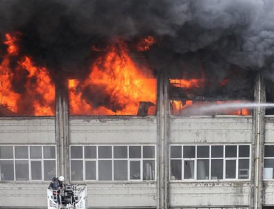 Bayrampaşa'da sanayi sitesinde yangın