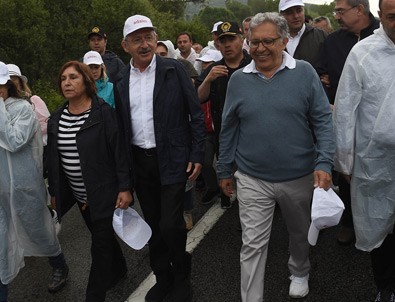 Livaneli CHP'nin yürüyüşüne katıldı