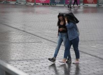 SAĞANAK YAĞMUR - Taksim'de Vatandaşlar Yağmura Hazırlıksız Yakalandı