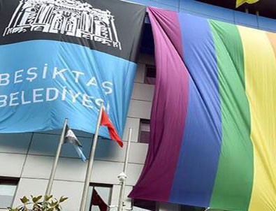 CHP'li  belediye binasına LGBTİ bayrağı astı
