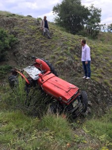 Kastamonu'da Traktör Uçuruma Yuvarlandı Açıklaması1 Yaralı
