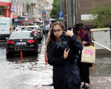 Kayseri'de Yağmur Yağdı Yollar Göle Döndü
