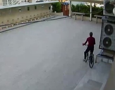 (ÖZEL HABER) - Camide Bisiklet Hırsızlığı Güvenlik Kamerasına Yansıdı