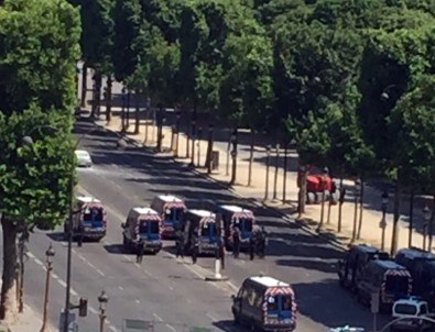 Paris'te Arabasını Polis Aracının Üzerine Süren Şahıs Öldürüldü
