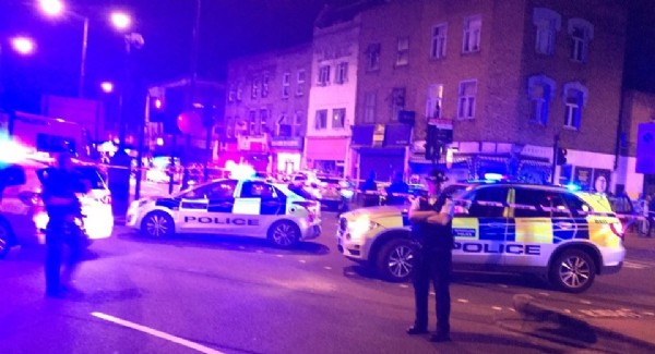 Londra'da bir kamyonet yayaların arasına daldı