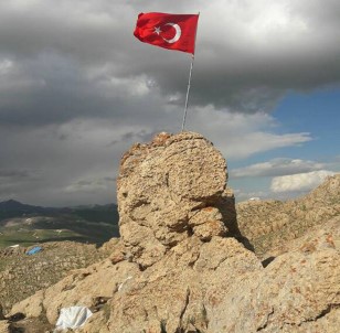 Kato Dağı'nın Zirvesine Türk Bayrağı Çekildi