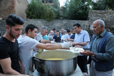 Kaymakam Adanur İftarını Vatandaşlarla Açtı