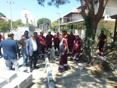 Kuşadası'nda Mahallelerdeki Yol Yapım Çalışmaları Devam Ediyor